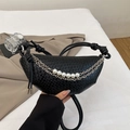 Geflochtene schwarze Knödeltasche mit dekorativer Perlenkette und Silberbeschlägen - Schwarz