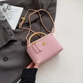 Rosa gewebte Mini-Umhängetasche mit goldenem Metallgriff und Kettenriemen für Damen - Groß / Rosa
