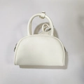 Sac Boston blanc cassé en cuir grainé motif litchi avec doubles poignées chic - Blanc