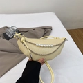 Hellgelbe geflochtene Knödeltasche mit Perlenkette und geknotetem Riemen im schicken Stil - Gelb
