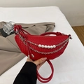 Rote geflochtene Halbmondtasche mit eleganter Perlenkette und minimalistischem Kordelriemen - Rot