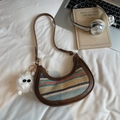 Bolso media luna tejido arcoíris con ribete de cuero PU marrón y colgante de peluche - Marrón