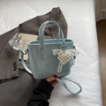 Bolso tipo cubo de cuero azul claro con colgante de corazón de perlas y encaje - Azul