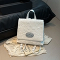 Dettaglio della trama jacquard floreale bianca su zaino vintage con logo in metallo - Bianco