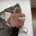Mini bolso tipo cubo rosa con textura arrugada, colgante de corazón y bandolera - Rosa
