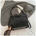 Dettaglio della borsa tote nera con trama venatura del legno ed elegante fiocco in pelle - Nero