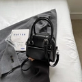Glänzende schwarze Mini-Quadrat-Tasche aus Leder mit Silberbeschlägen und Handgriff - Schwarz