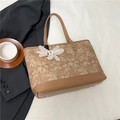 Borsa tote marrone con motivo a foglie, finiture in pelle e ciondolo a fiore - Cachi