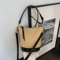 Beige Stroh-Beuteltasche mit schwarzem Lederboden und verstellbarem Umhängeriemen - Schwarz