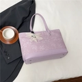 Elegante borsa tote lavanda con inserti in pizzo floreale e ciondolo a forma di fiore - Viola