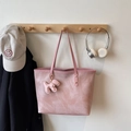 Rosa Vintage-Tragetasche mit Marmormuster und niedlichem Welpenanhänger am Holzhaken - Roze mit Anhänger