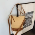Modische beige Strohbeuteltasche mit braunem Lederboden und verstellbarem Riemen - Braun