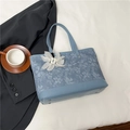 Borsa tote blu con motivo floreale, ciondolo a fiore in tulle e dettagli in ecopelle - Blu
