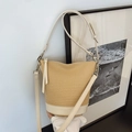 Cremeweiße Eimer-Tasche aus Leder und geflochtenem Stroh mit verstellbarem Riemen - Cremeweiß