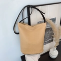 Beigefarbene gewebte Beuteltasche mit schwarzem Lederband für den Sommer - Schwarz