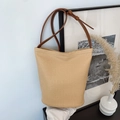 Schicke gewebte Beuteltasche in Beige mit verstellbarem dunkelbraunem Leder-Schultergurt - Braun