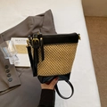 Elegante borsa a secchiello in paglia intrecciata con finiture in pelle nera - Nero