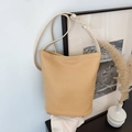 Stroh-Eimertasche mit weißen Lederriemen und natürlicher Sommer-Textur - Cremeweiß