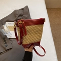Borsa a secchiello in paglia con finiture in pelle marrone rossastro e tracolla beige - Rosso