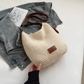 Beige gewebte Eimertasche aus Baumwolle mit Lederriemen und Markenaufnäher - Gebrochenes Weiß