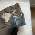Blauwe denim okseltas met zilveren vlinders en metalen handvatten voor dames - Denim Blauw