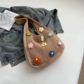 Dettaglio ravvicinato della borsa a tracolla fatta a mano con ricami floreali 3D colorati - Cachi