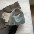 Lichtblauwe denim handtas met zilveren vlinders en details van strassteentjes - Hemelsblauw