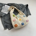 Dettaglio della borsa tote all'uncinetto color crema con motivi floreali 3D colorati - Bianco