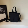 Bolso tote de nailon negro con cordón ajustable, logotipo metálico y correa de hombro versátil - Negro