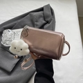 Détail du sac cylindrique métallisé or rose avec charm nuage en peluche et zip - Rose Nacré Avec Charme