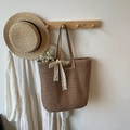 Braune geflochtene Strohtasche mit weißer Spitzenschleife und Kunstledergriffen - Khaki