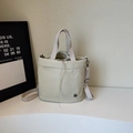 Bolso tote minimalista de lona crema con cierre de cordón y correa ajustable - Blanco Roto