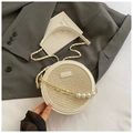Détail du sac bandoulière rond en paille avec chaîne dorée, perles et bordure en cuir blanc - Blanc Cassé