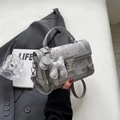 Borsa a tracolla grigia con ricami floreali, chiusura argento e ciondolo a cane - 21*8*14 / Grigio