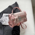 Elegante borsa rosa con ricamo e un simpatico ciondolo di peluche per signore - 21*8*14 / Rosa