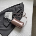 Modische roségoldene Zylindertasche in Metallic-Optik für Damen mit Schultergurt - Perlmuttrosa Ohne Anhänger