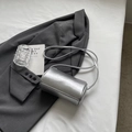 Metallisch silberne Zylindertasche mit schmalem Schultergurt und glattem PU-Finish - Silber Ohne Anhänger