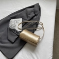 Modische goldene Zylindertasche mit glänzendem Metallic-Finish und schmalem Gurt - Gold Ohne Anhänger