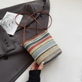Borsa a secchiello intrecciata a righe arcobaleno boho con tracolla in ecopelle marrone - Stile di base / Marrone Senza Ciondolo