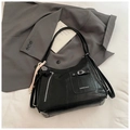 Dettaglio borsa shopper nera coccodrillo con fibbia argentata e ciondolo nappa - Nero