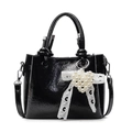 Glänzende schwarze PU-Handtasche mit weißer Spitzenschleife und Perlenherz-Detail - Schwarz