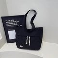Bolso tote minimalista de lona negra con cordones y un parche de Good Luck para estudiantes - Negro