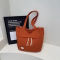Bolso tote de lona naranja quemado con borlas de algodón blanco y parche con eslogan - Naranja