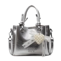 Metallische silberne PU-Leder Eimertasche mit Perlenherz und Schleifendetail - Silber