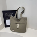 Bolso tote de lona verde oliva con detalle de cordón y distintivo para el uso diario - Verde