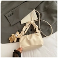 Elegante borsa a nuvola plissettata bianco off-white con ciondolo a orsetto - Bianco Con Pendente