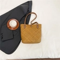Handgefertigte Stroh-Tragetasche mit braunen Ledergriffen und Nieten für den Vintage-Look - Braun Ohne Anhänger