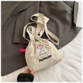 Dettaglio della borsa a secchiello beige con ricamo a cucciolo e stampa di lettere - Grigio (Ricamo dei Cartoni Animati PUPPYOO)