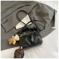 Borsa a tracolla in pelle PU nera con design a pieghe e ciondolo a forma di orso - Nero Con Pendente