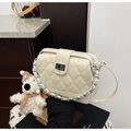 Détail du sac à bandoulière matelassé crème avec chaîne argentée et fermoir en métal chic - Blanc Cassé Avec Pendentif